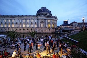 Picture of open air party at the Monbijoupark.